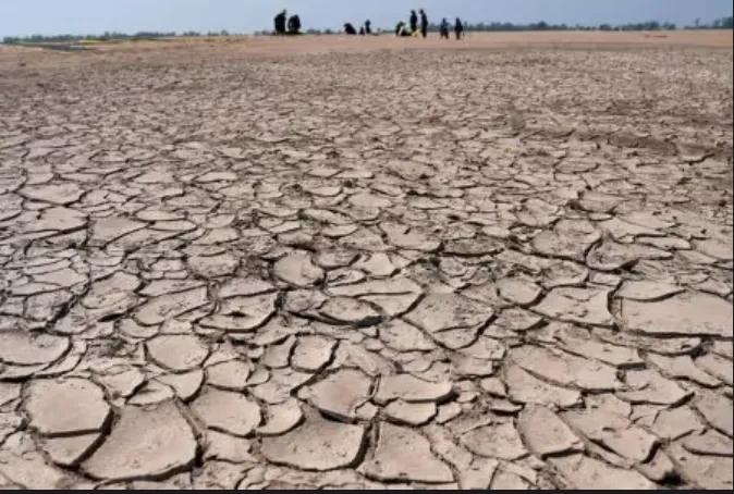 Bãi cát lộ ra do hạn hán tại sông Solimoes, gần Manacapuru, bang Amazonas, Brazil, 20/9/2024.