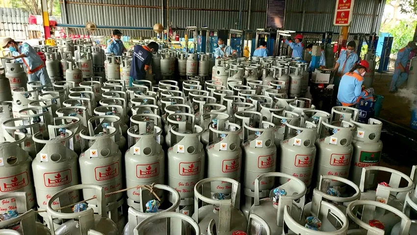 Giá gas bán lẻ trong nước tiếp tục tăng tháng thứ ba liên tiếp